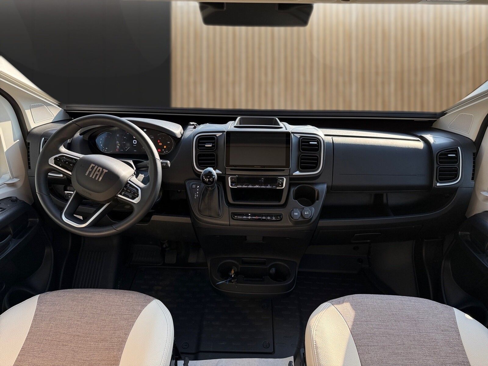 Fahrzeugabbildung Eura Mobil Van V 635 EB 180 PS, Automatik, Panoramadach
