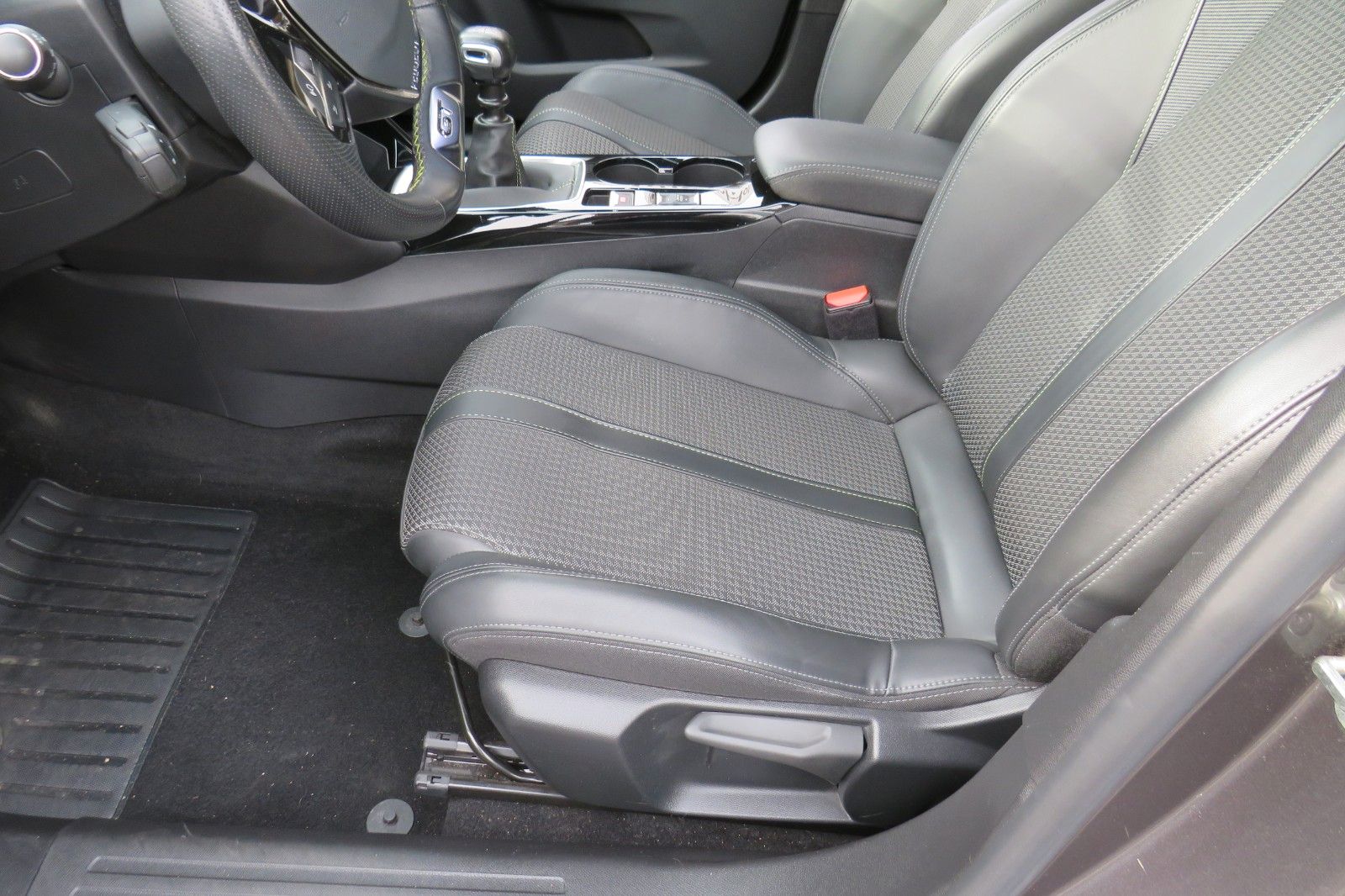 Fahrzeugabbildung Peugeot 2008 GT 1.2 PURETECH NAVI KAMERA PDC ACC 1.HAND