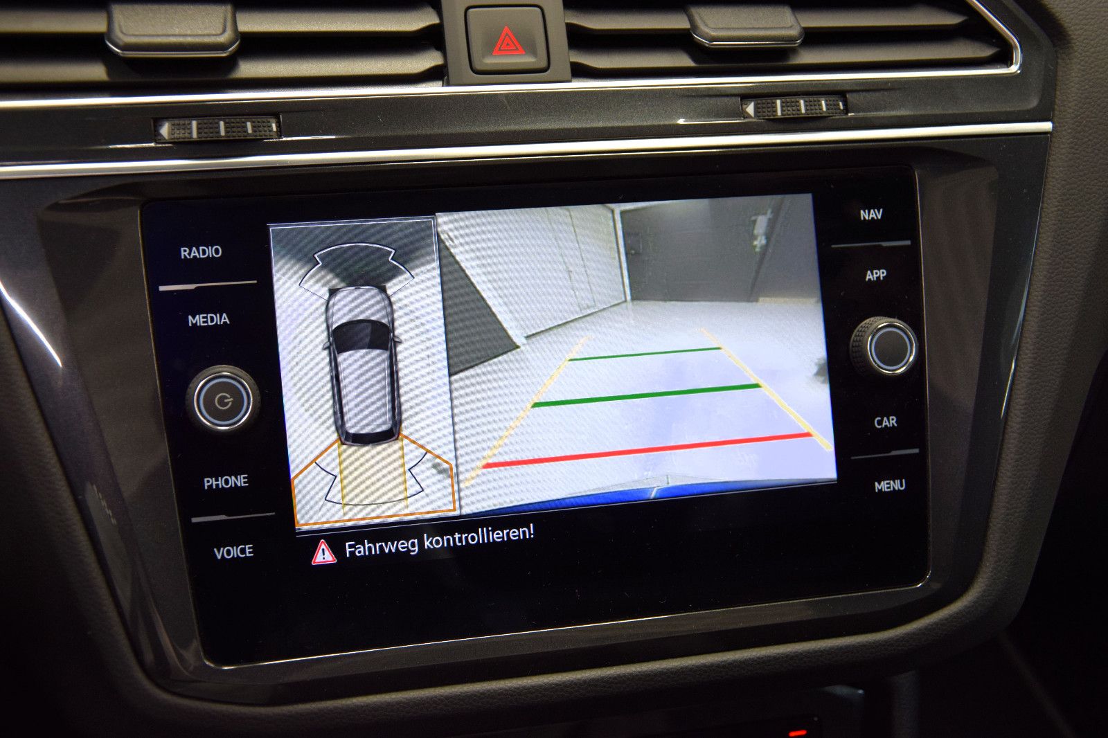 Fahrzeugabbildung Volkswagen Tiguan R-Line 4Motion Pano ACC LED HuD h/k AHK