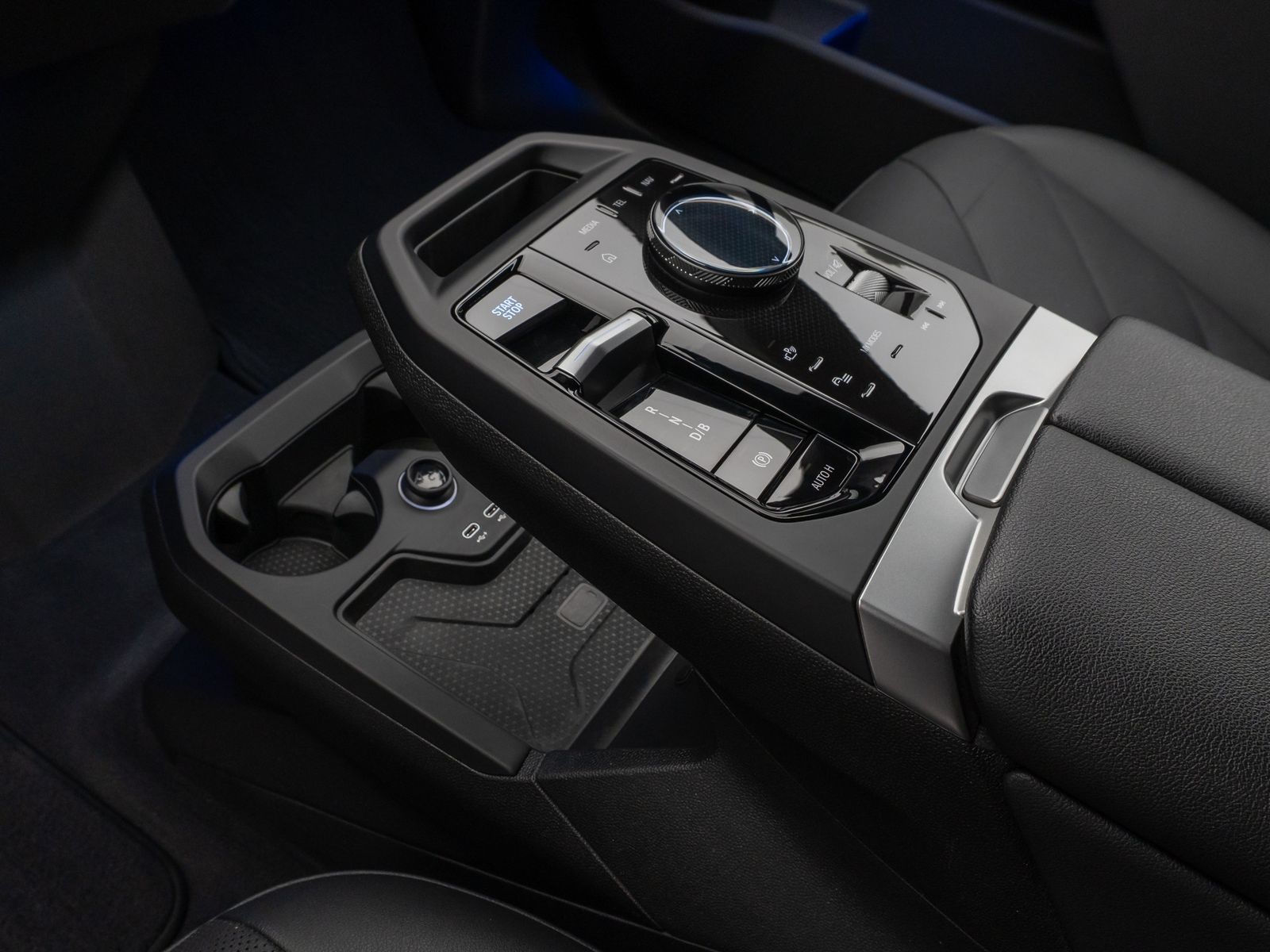 Fahrzeugabbildung BMW iX xD40 Sportpaket360°DAB H/K ACC AHK Komfort