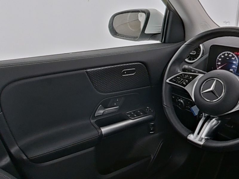 Fahrzeugabbildung Mercedes-Benz GLA 200 Progressive*AHK*Pano*LED*Kamera*CarPlay*