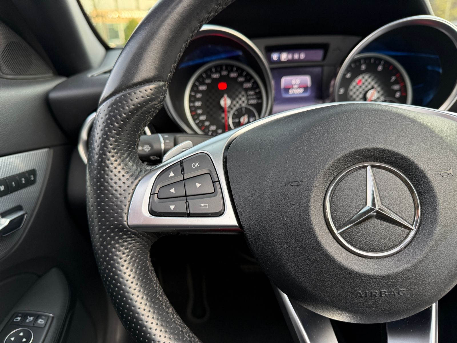 Fahrzeugabbildung Mercedes-Benz SLC 300 9G AMG Line MEMORY LED ACC