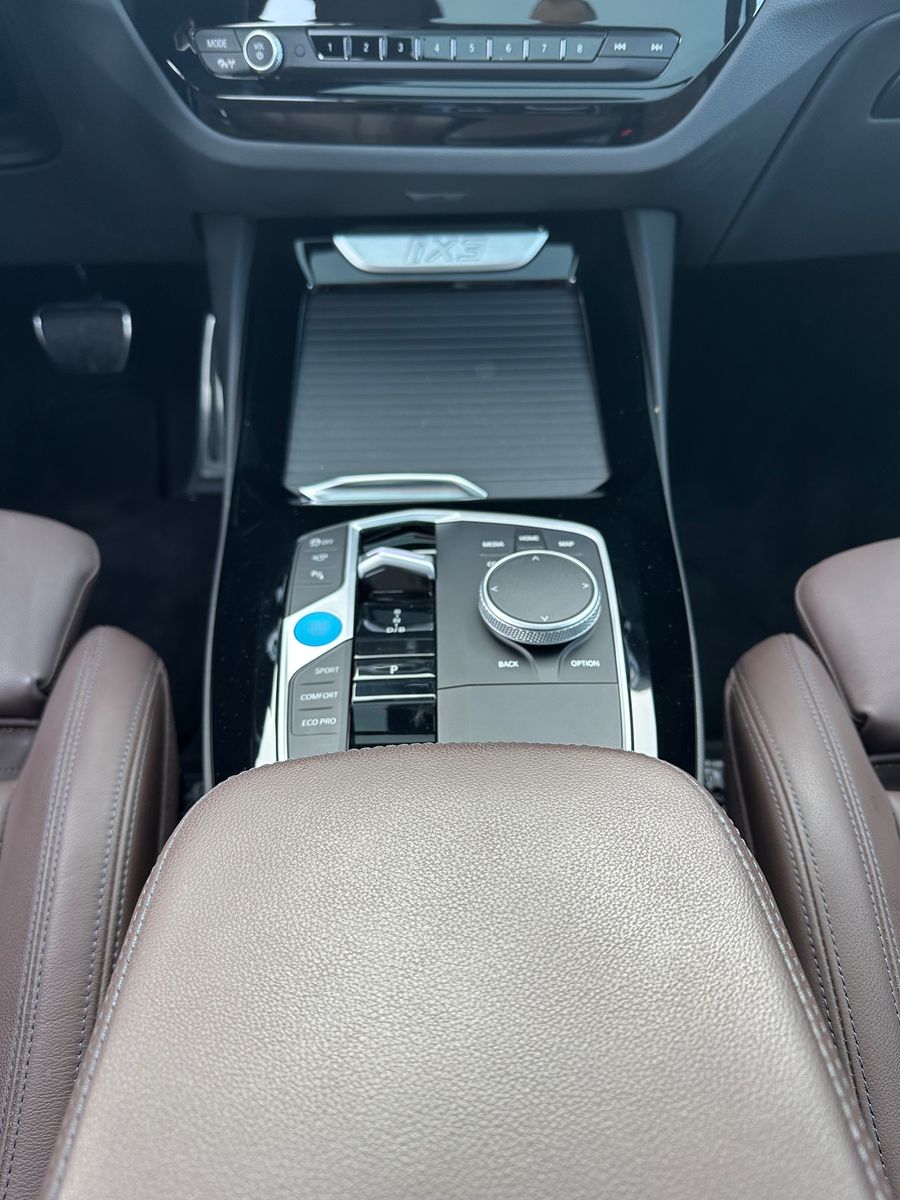 Fahrzeugabbildung BMW iX3 Impressive M-Sport NAV+LED+PANO+AHK+HUD+20ZO
