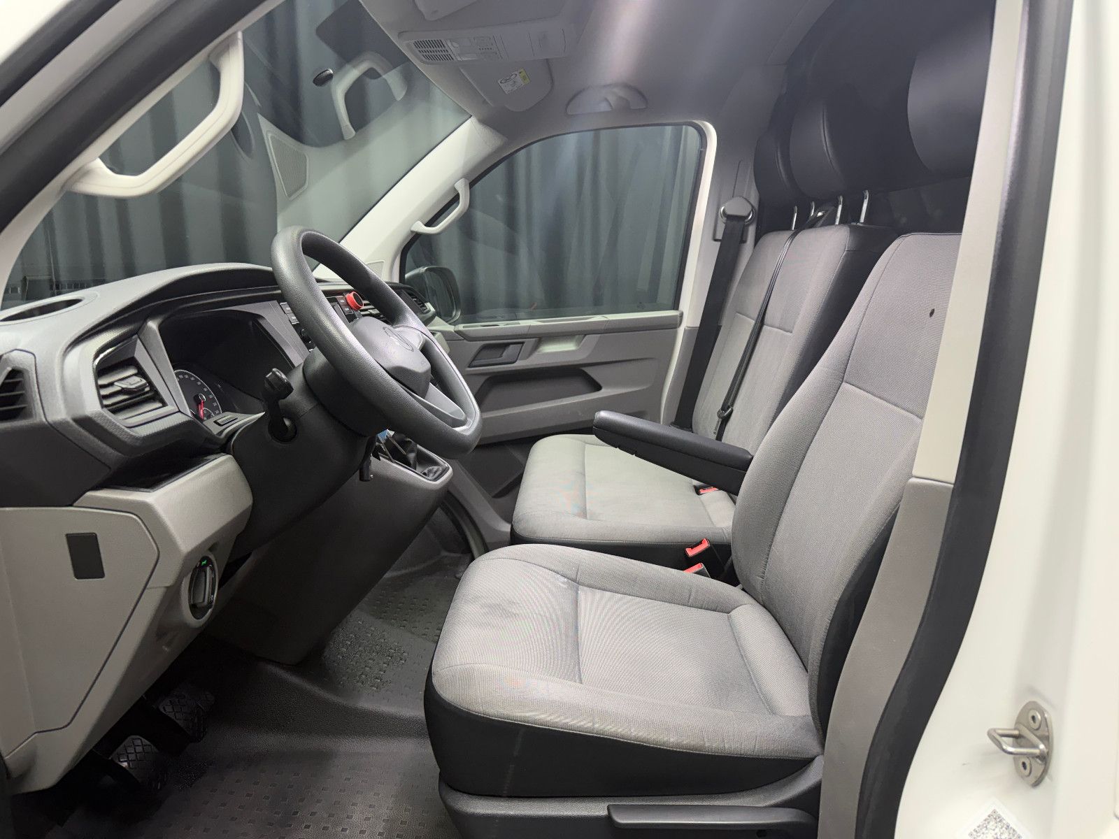 Fahrzeugabbildung Volkswagen T6.1 Transporter Kasten lang FWD|AC|PDC