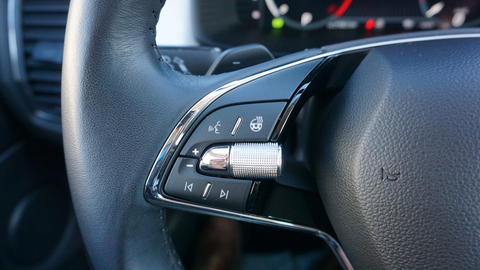 Fahrzeugabbildung SKODA Kodiaq Tour 4x4, LED,Navi,Kamera,SH,DAB,AHK