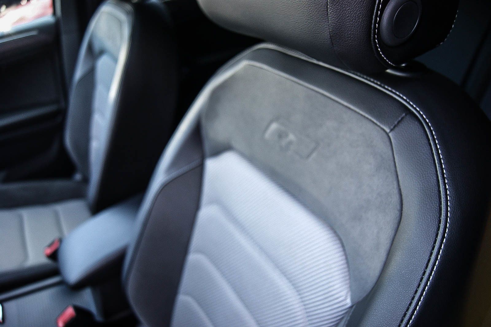 Fahrzeugabbildung Volkswagen Tiguan 20TDI 4Motion R-LINE BLACK STHZG LED ANHZ