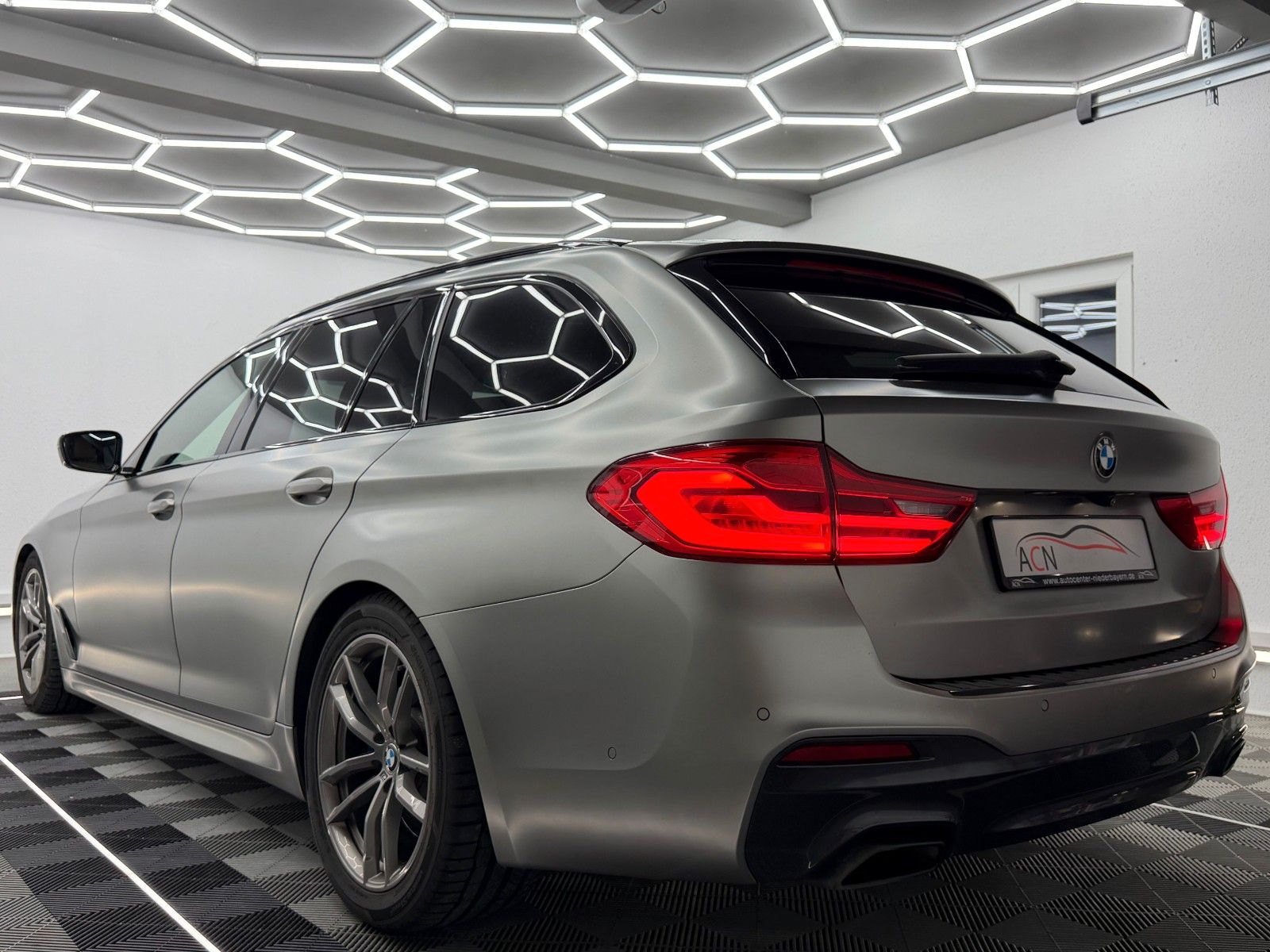 Fahrzeugabbildung BMW 530 d xDrive M SPORT/LED/HuD/FROZEN LACKIERUNG