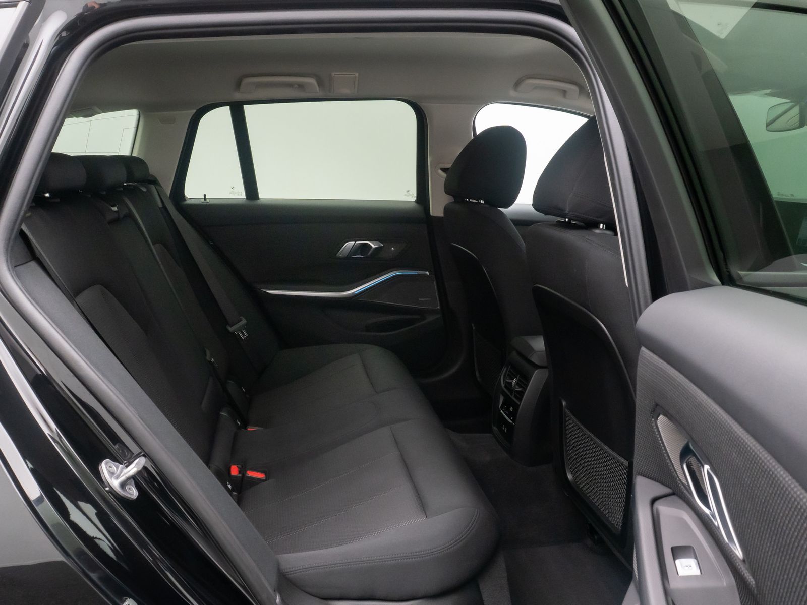Fahrzeugabbildung BMW 330d H/K GeschwindigReg AHK DAB Widscreen 18Zoll