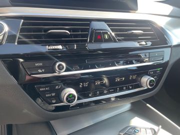 Fahrzeugabbildung BMW 520 d Touring Sport Line Aut. AHK ACC HUD uvm.