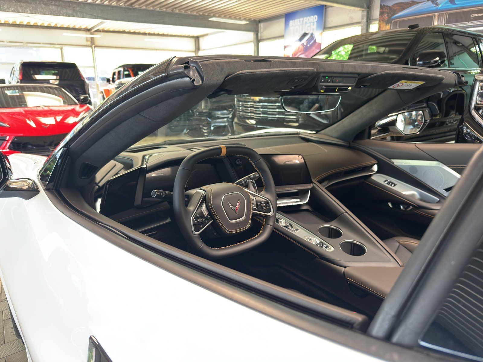 Fahrzeugabbildung Corvette C8 Cabrio 3LT MY2026 ARCTIC-WHITE/DARK-ATMOSPHER