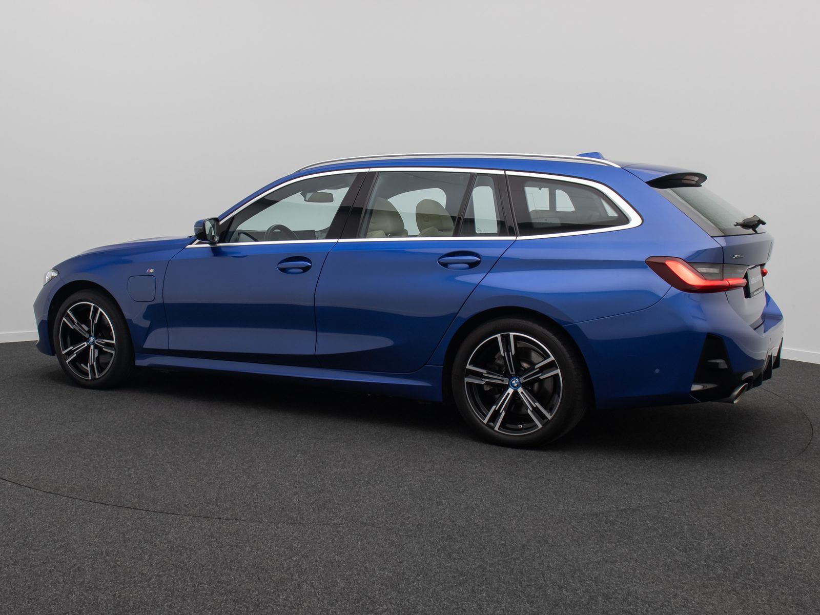 Fahrzeugabbildung BMW 330e xD  M Sport Panorama Kamera HUD DAB HiFi