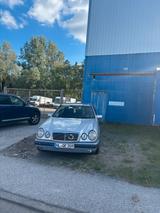 Mercedes-Benz Mercedes E klasse 200 Diesel neuer Keilriemen - gebrauchte Mercedes-Benz E 200 aus dem Jahr 1998