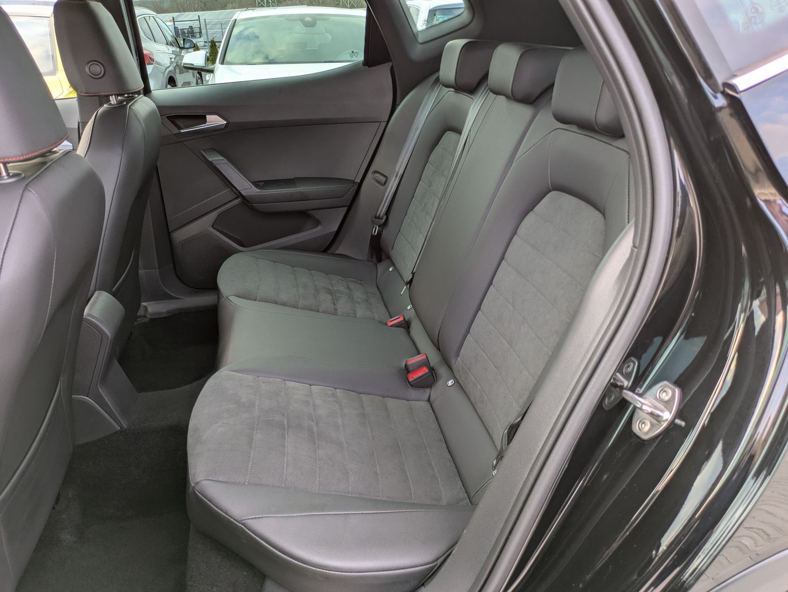 Fahrzeugabbildung SEAT Arona 1.5 TSI FR DSG AHK*ACC*LED*APP*DAB*KAMERA