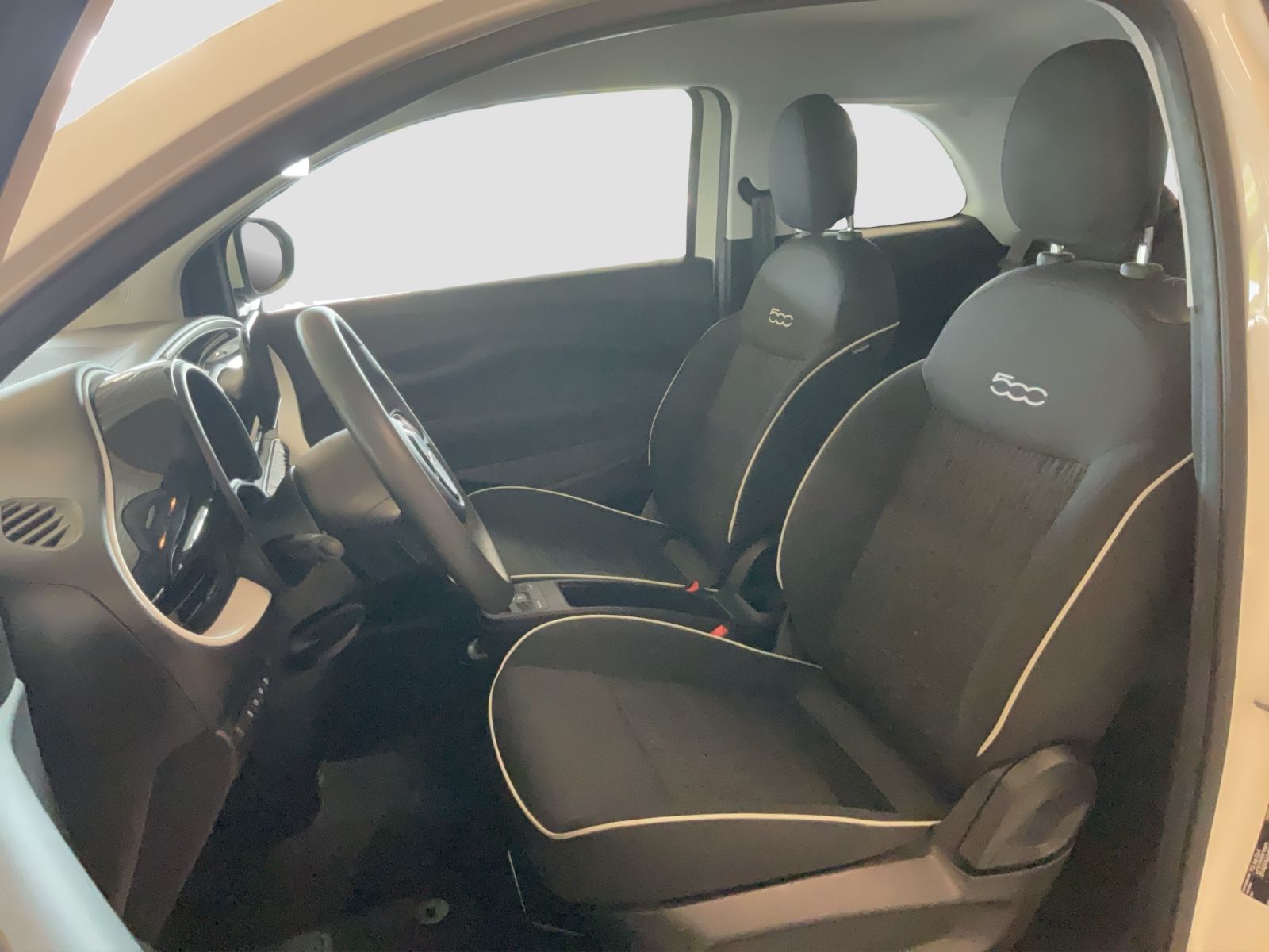 Fahrzeugabbildung Fiat 500e + Radio- & Winterpaket