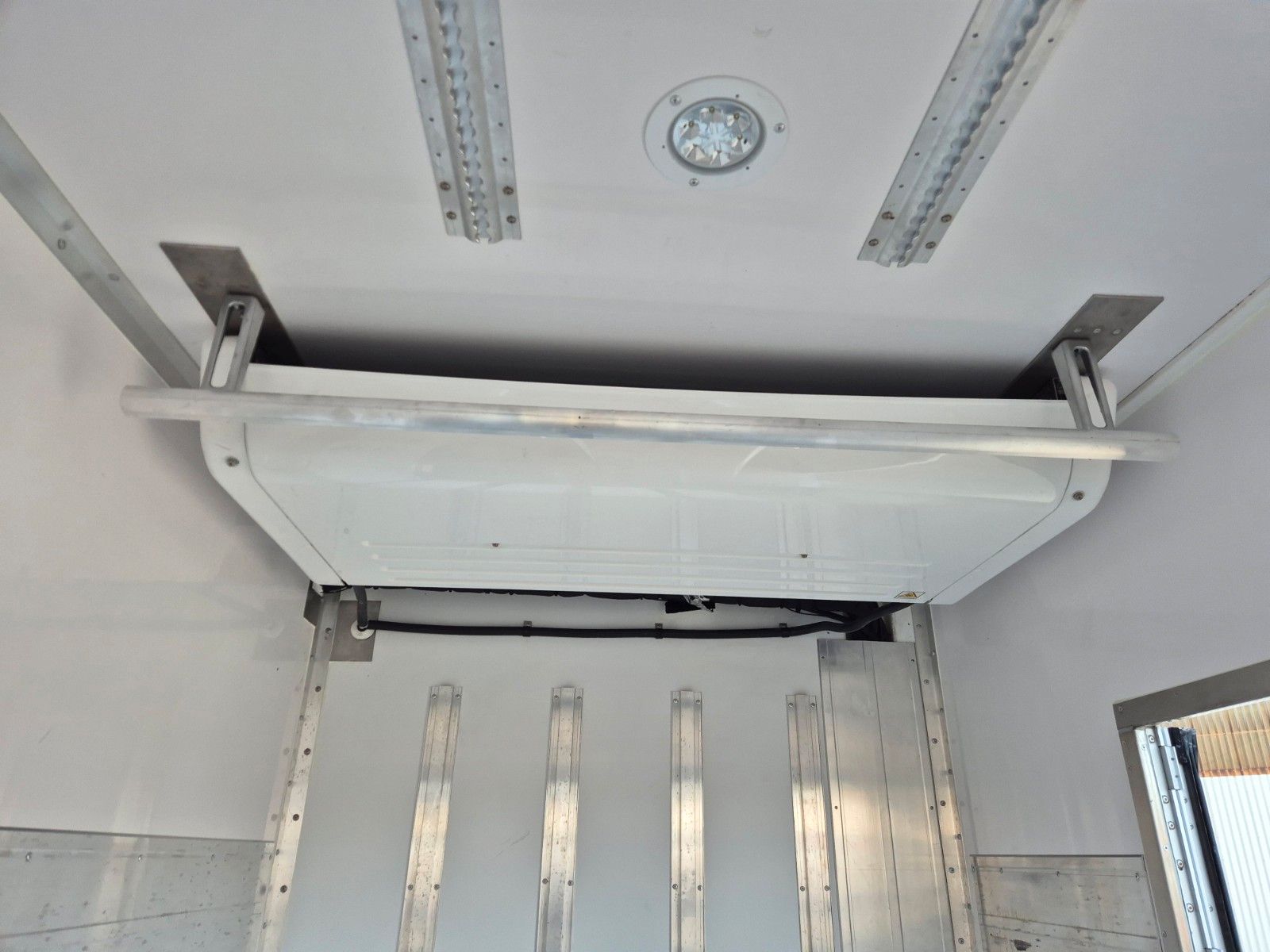 Fahrzeugabbildung Iveco AD190S40/FP Lamberet Mitsubishi LBW Tür AHK