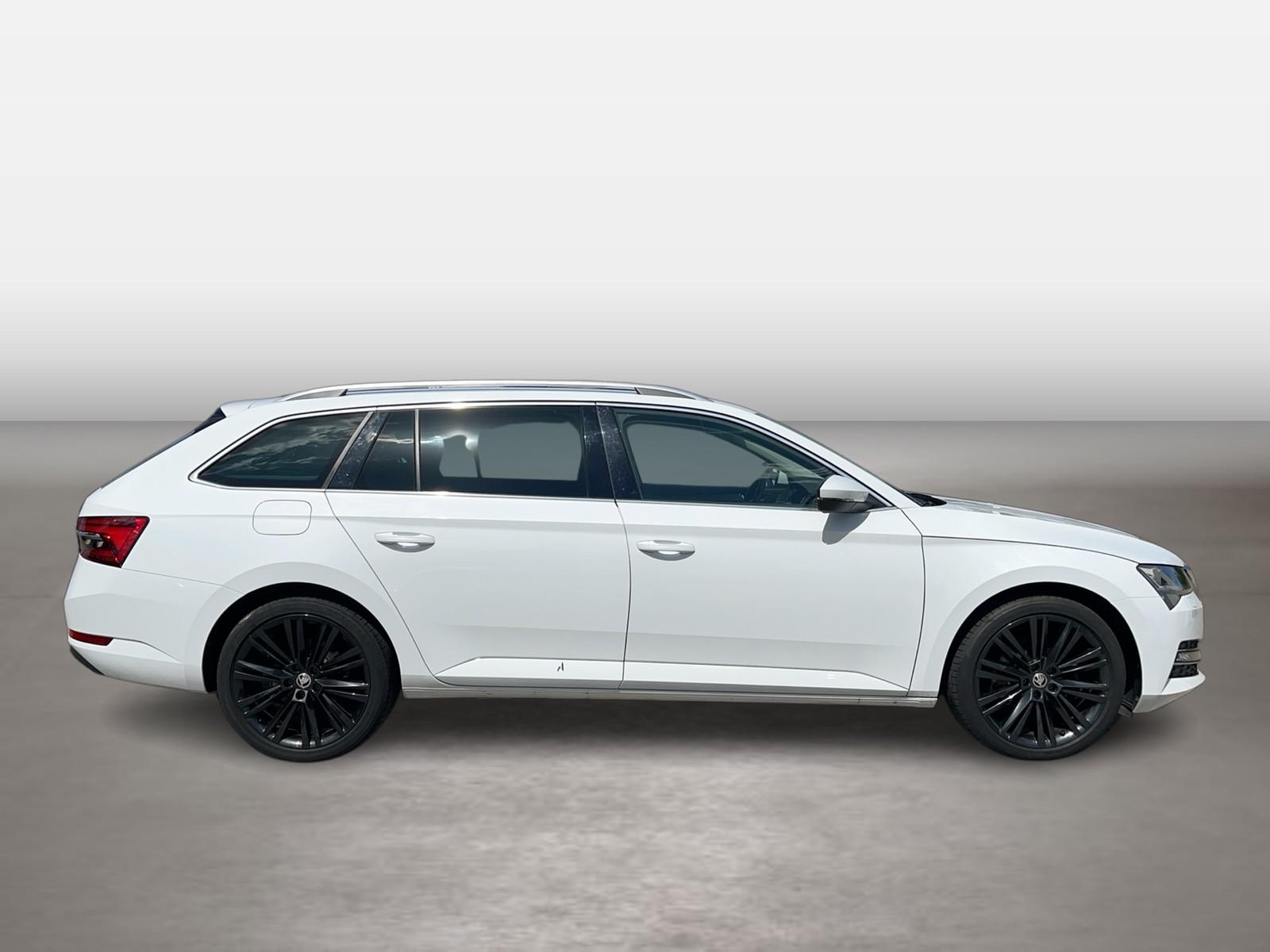 Skoda Superb Combi 2.0 TDI Style AHK RFK 19" NAVI ACC