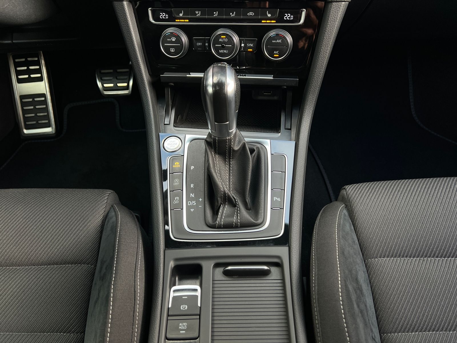 Fahrzeugabbildung Volkswagen Golf VII Variant R 2.0 TSI DSG 4MOTION *LED,DYNA