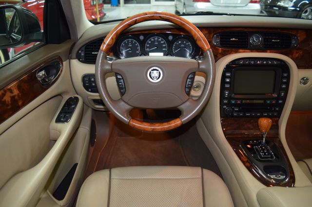 Fahrzeugabbildung Jaguar XJ8 4.2 Liter Sovereign/Schwarz mit beige/Top