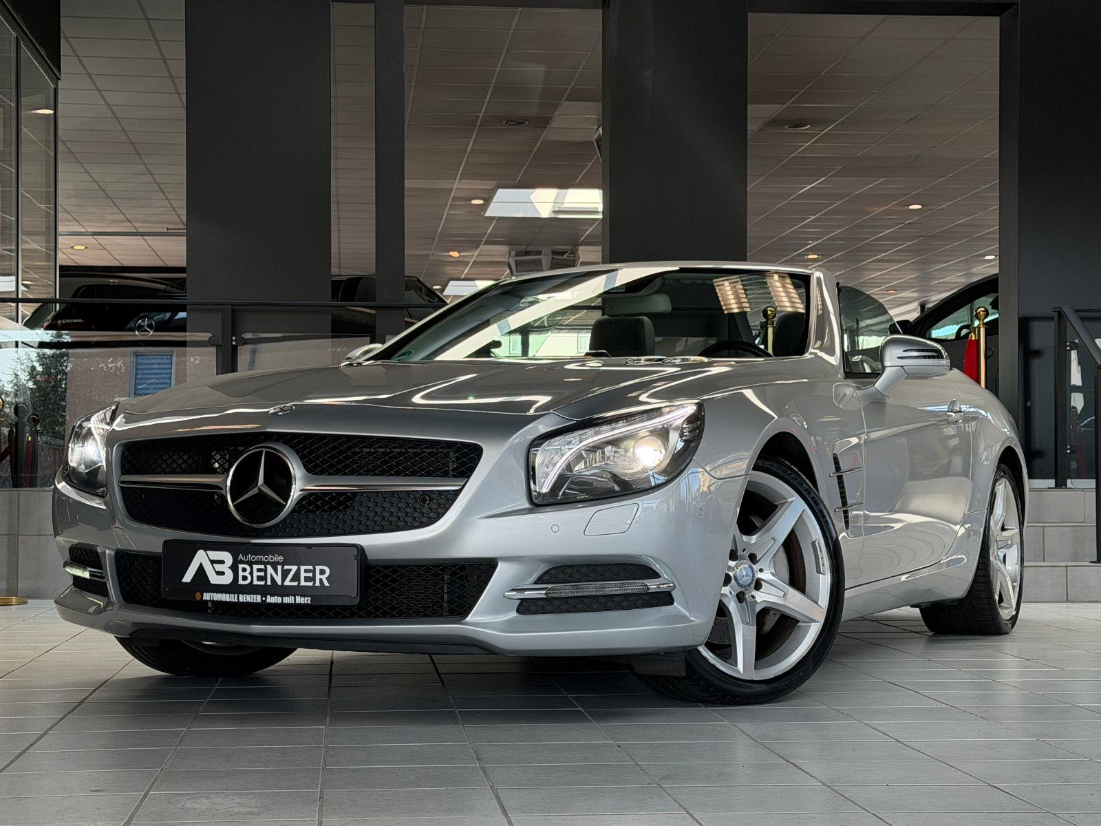 Fahrzeugabbildung Mercedes-Benz SL 350 /AMG/HARMAN-KARDON/MEMORY/T-WINKEL