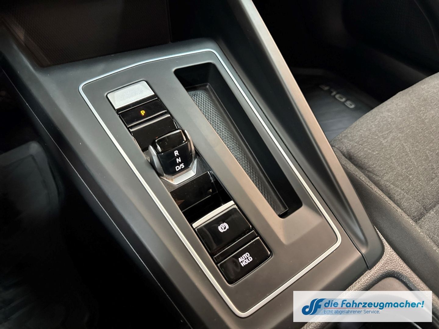 Fahrzeugabbildung Volkswagen Golf VIII 2.0 TDI 110 kW Life Digitales Cockpit