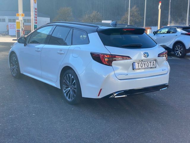 Corolla Touring Sports Black&White