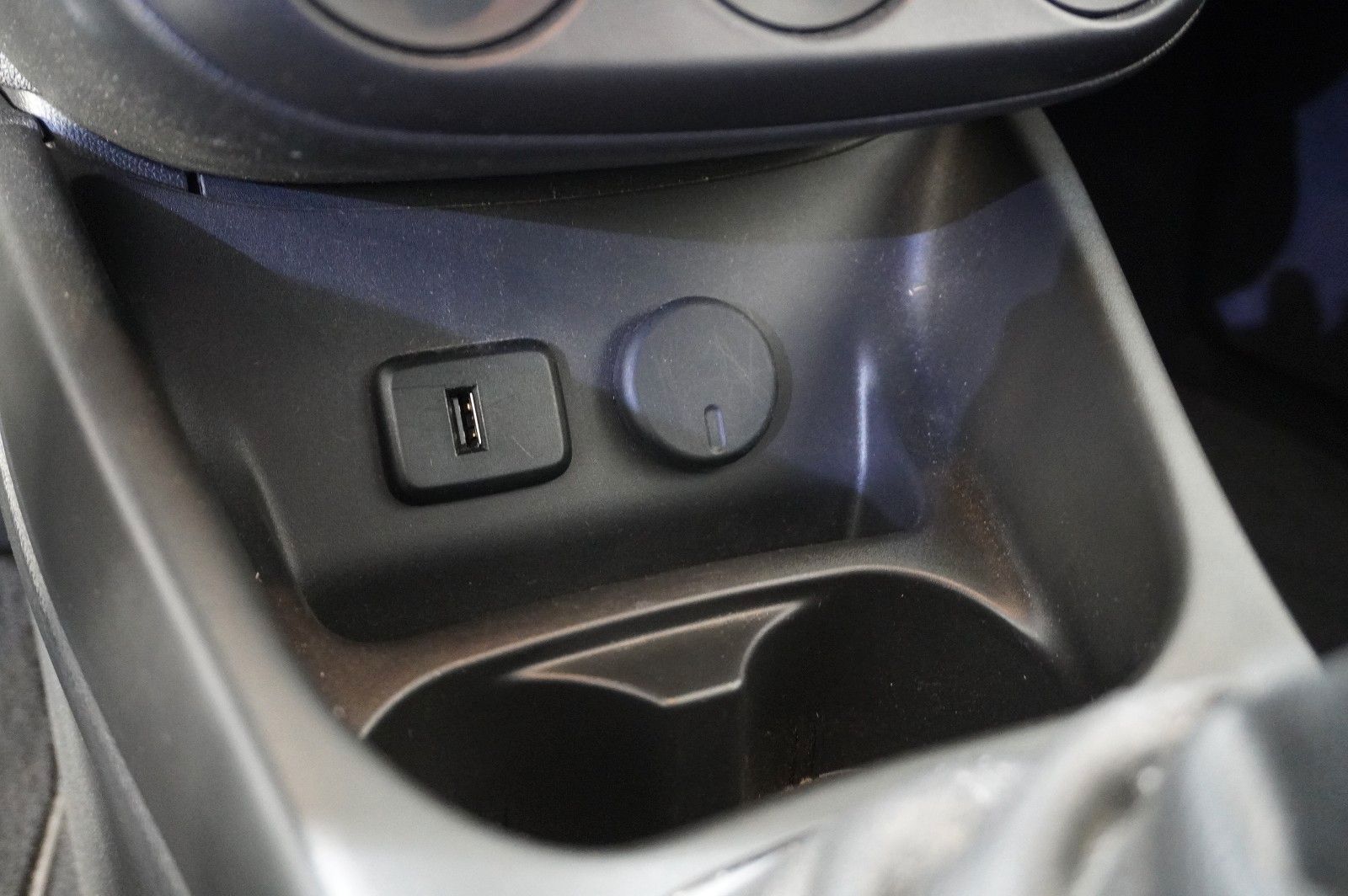 Fahrzeugabbildung Opel Corsa E 1.4 120 JAHRE 5-TÜR NAVI/SHZ/KAMERA/TEMP