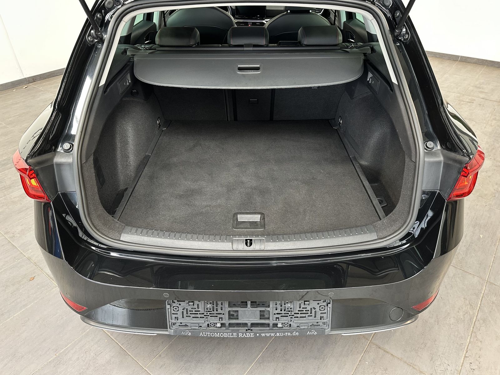 Fahrzeugabbildung SEAT Leon ST 2.0 TDI DSG FR NAV+LED+VCOCK+SHZ+PARKASS