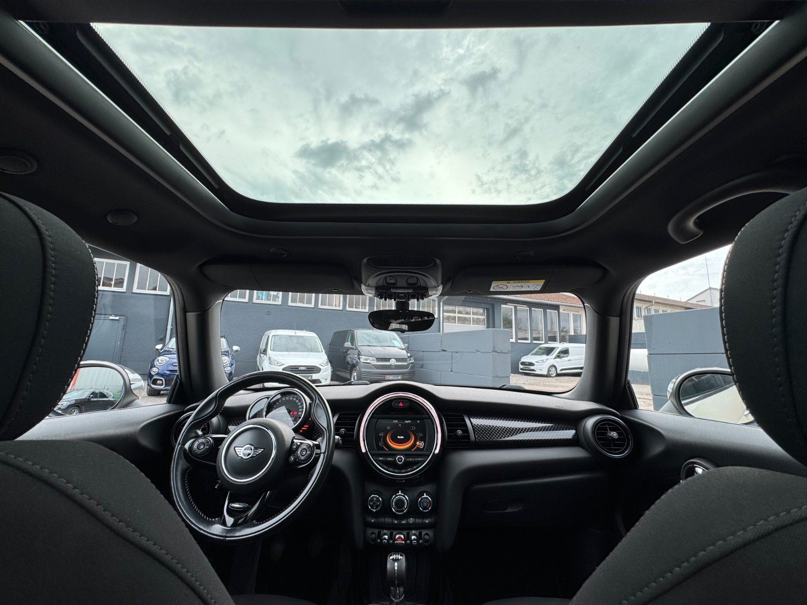 Fahrzeugabbildung MINI Cooper S Panoramadach Tempomat SHZ PDC BLT