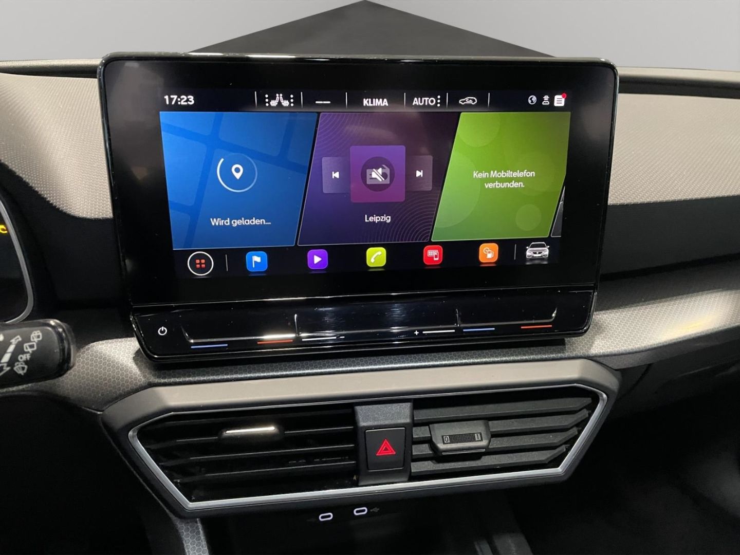 Fahrzeugabbildung SEAT Leon Sportstourer Style 1.5 TSI EU6d