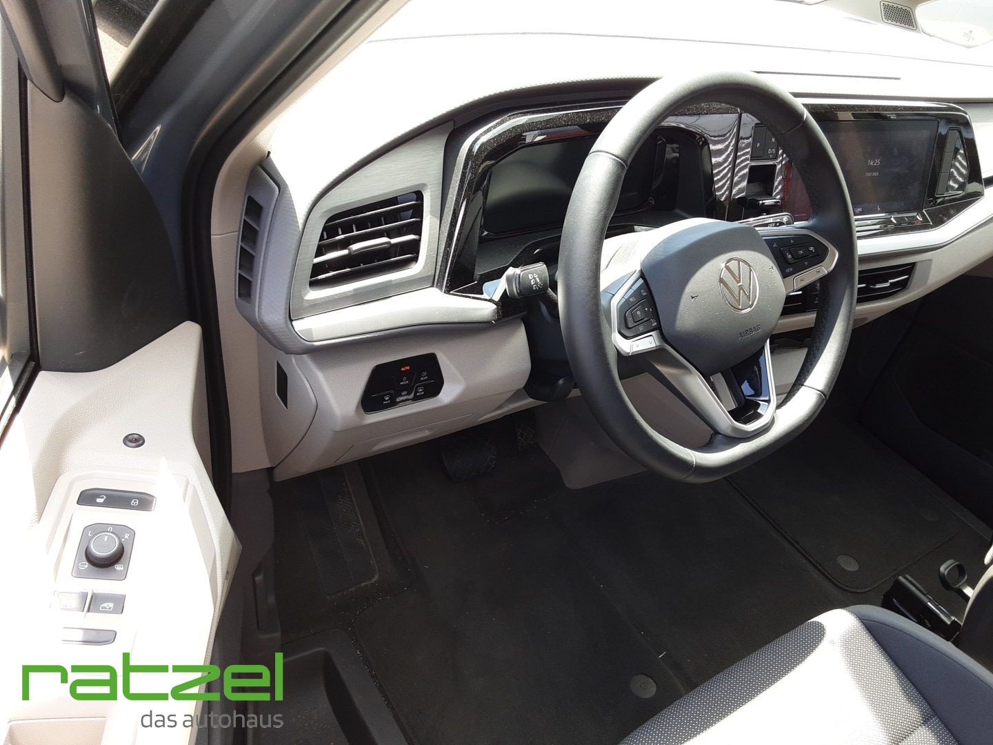 Fahrzeugabbildung Volkswagen T7 Multivan Life 2.0 TDI DSG 7-SITZER Navi Digit