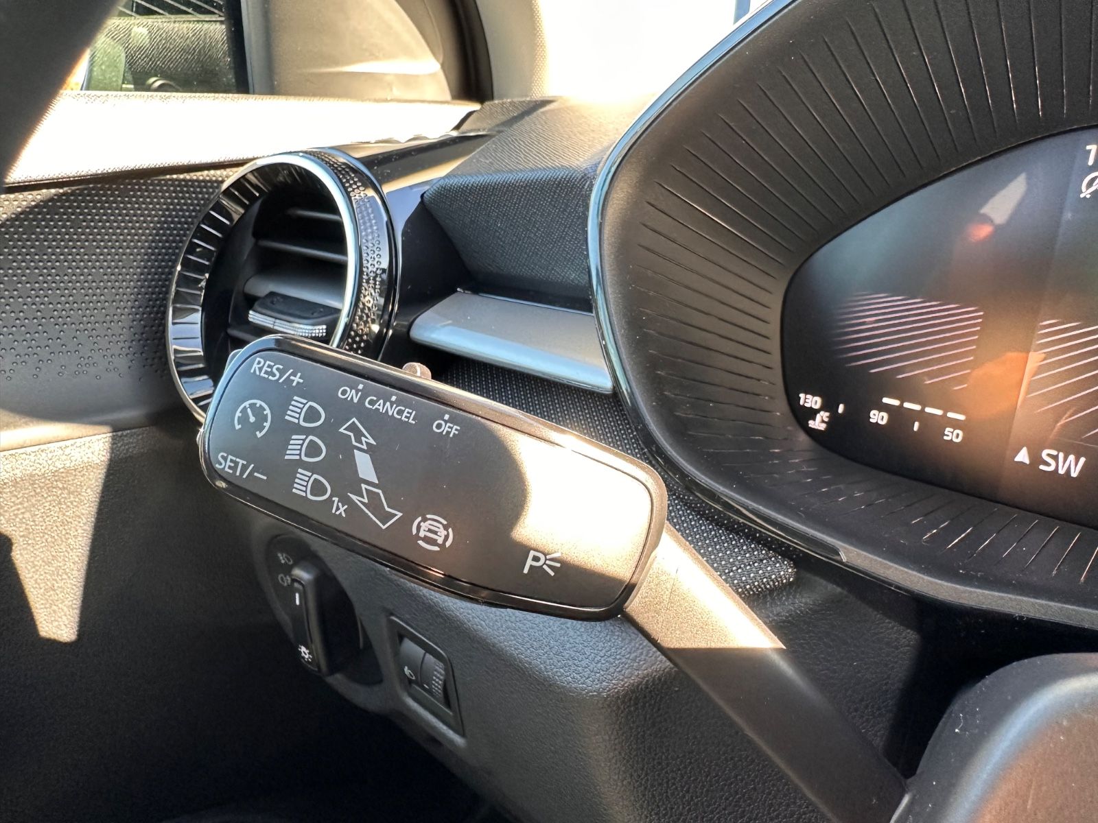 Fahrzeugabbildung SKODA Fabia 1.0 TSI DSG Selection LED/PDC/SHZG/APP/GRA