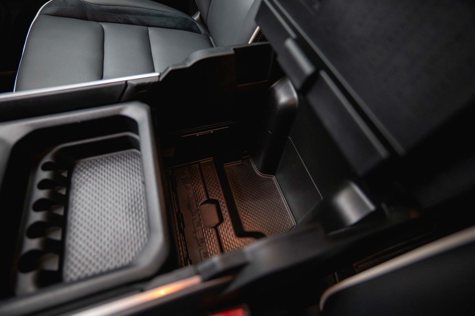 Fahrzeugabbildung Dodge RAM 5.7 V8 HEMI 4x4 OFFROAD Night-Paket *LED*19%