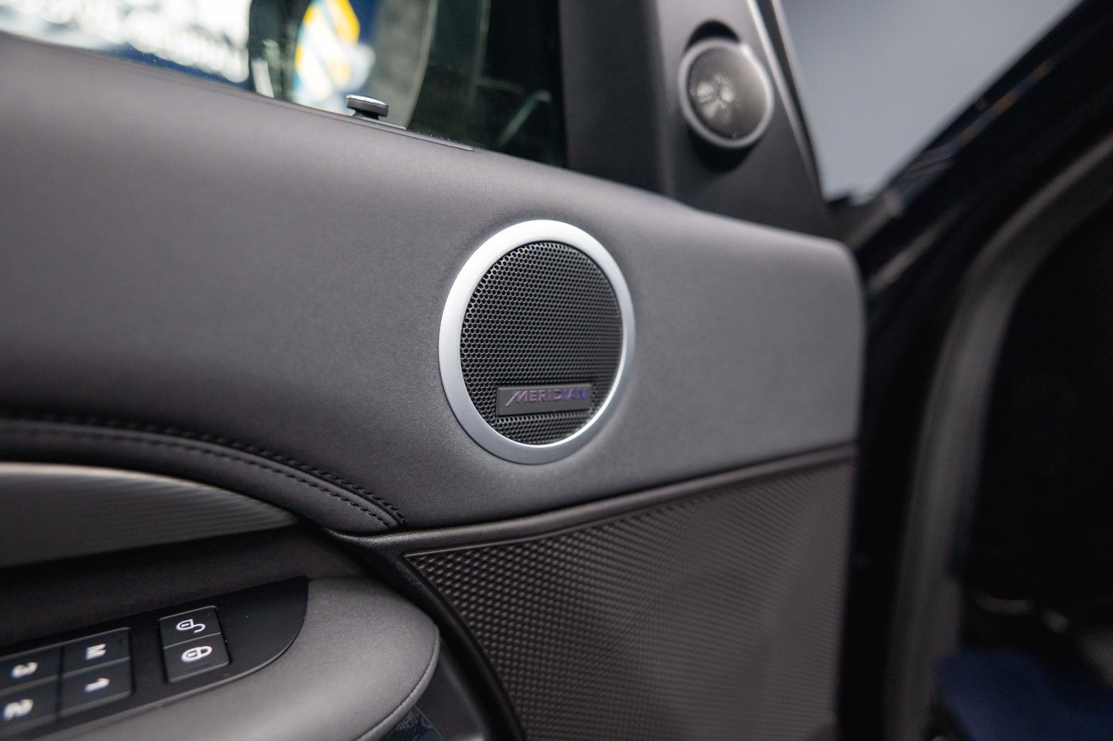 Fahrzeugabbildung Land Rover Discovery 5 2.0 TD SD4 HSE BLACK 4x4 *AHK*LED*