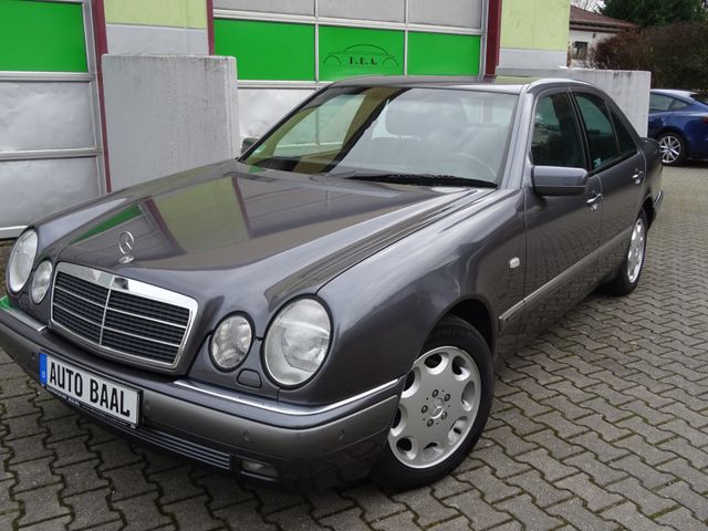 Mercedes-Benz E 320 Elegance Automatik Xenon SHZ 2 Hand W210