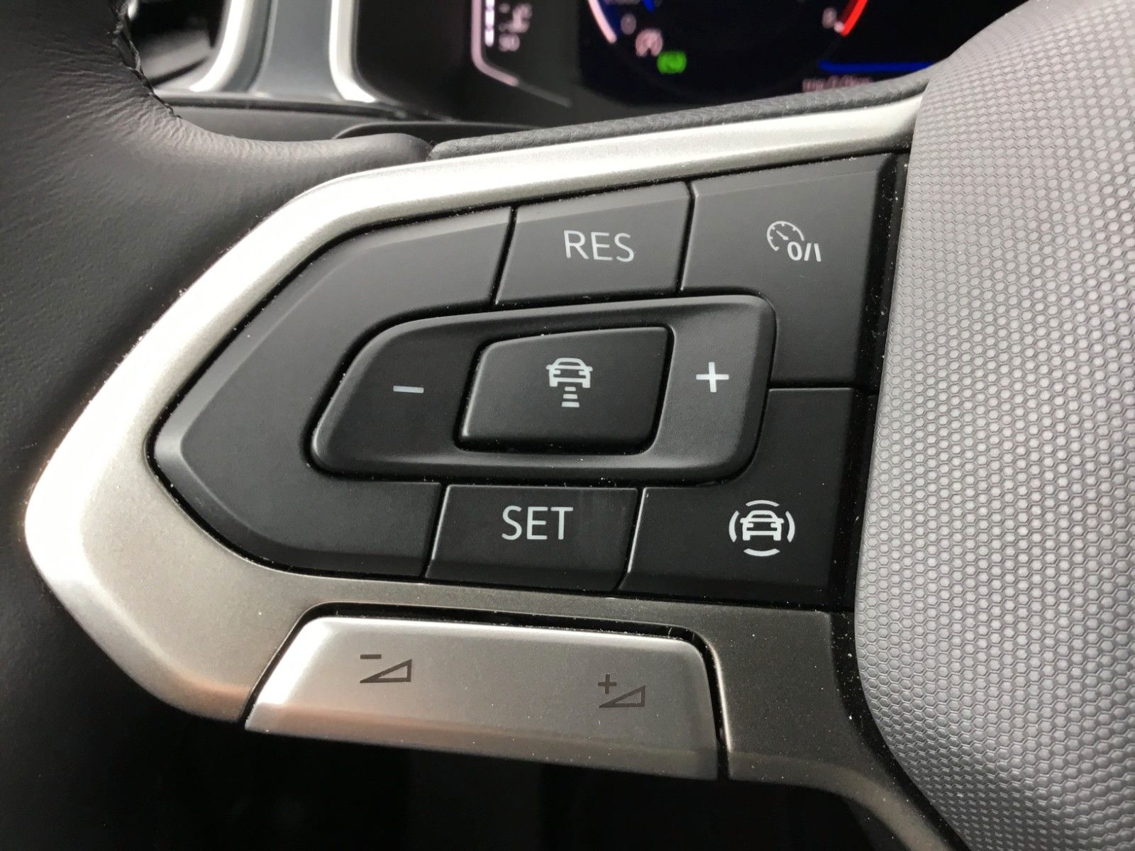 Fahrzeugabbildung Volkswagen T-Roc 1.5 TSI DSG Style+AHK+MatrixLED+ACC+Pano
