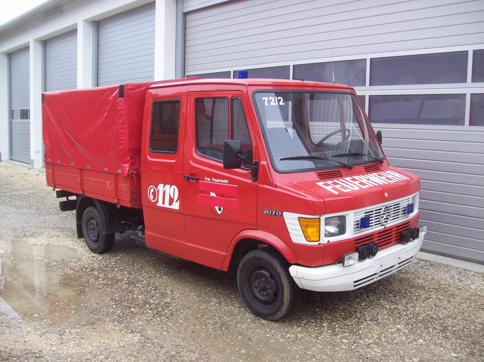 Mercedes-Benz 207 D DoKa Pritsche/Plane Feuerwehrfahrzeug