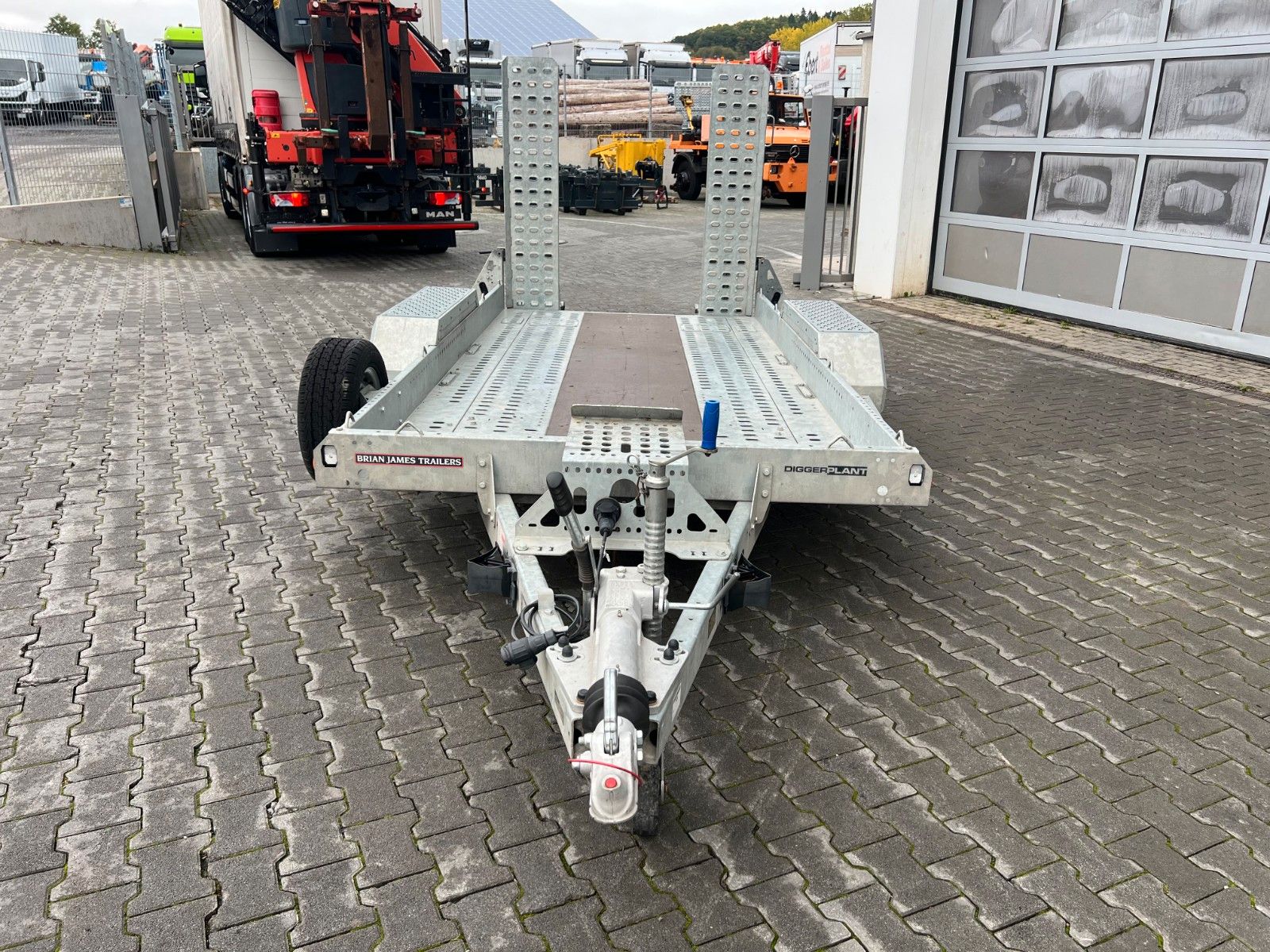 Fahrzeugabbildung Brian James Cargo Digger Plant 2 / Länge 3.700mm / 3.500kg