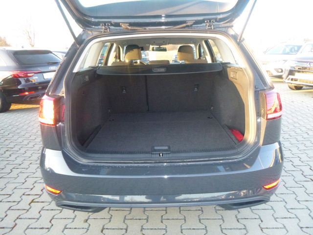 Fahrzeugabbildung Volkswagen Golf VII Variant >Navi/Klima/VW Connect<