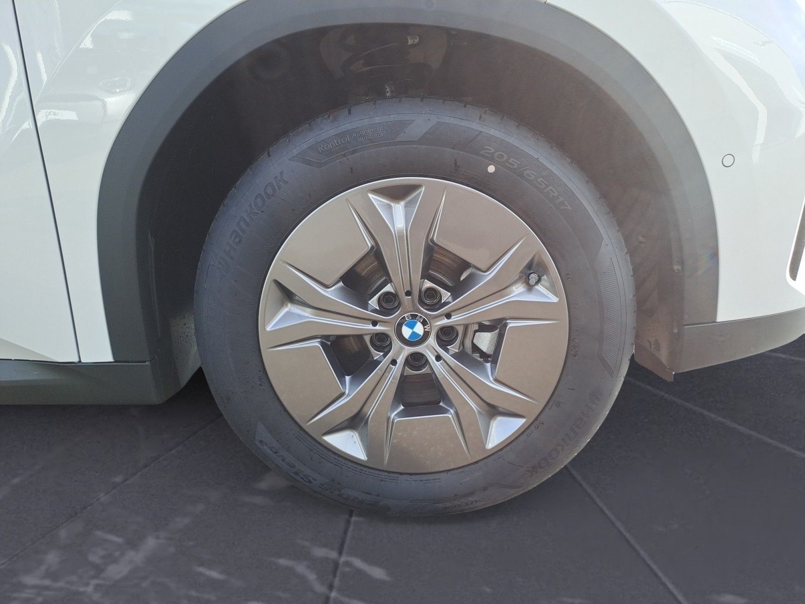 BMW iX2 - Bild 12