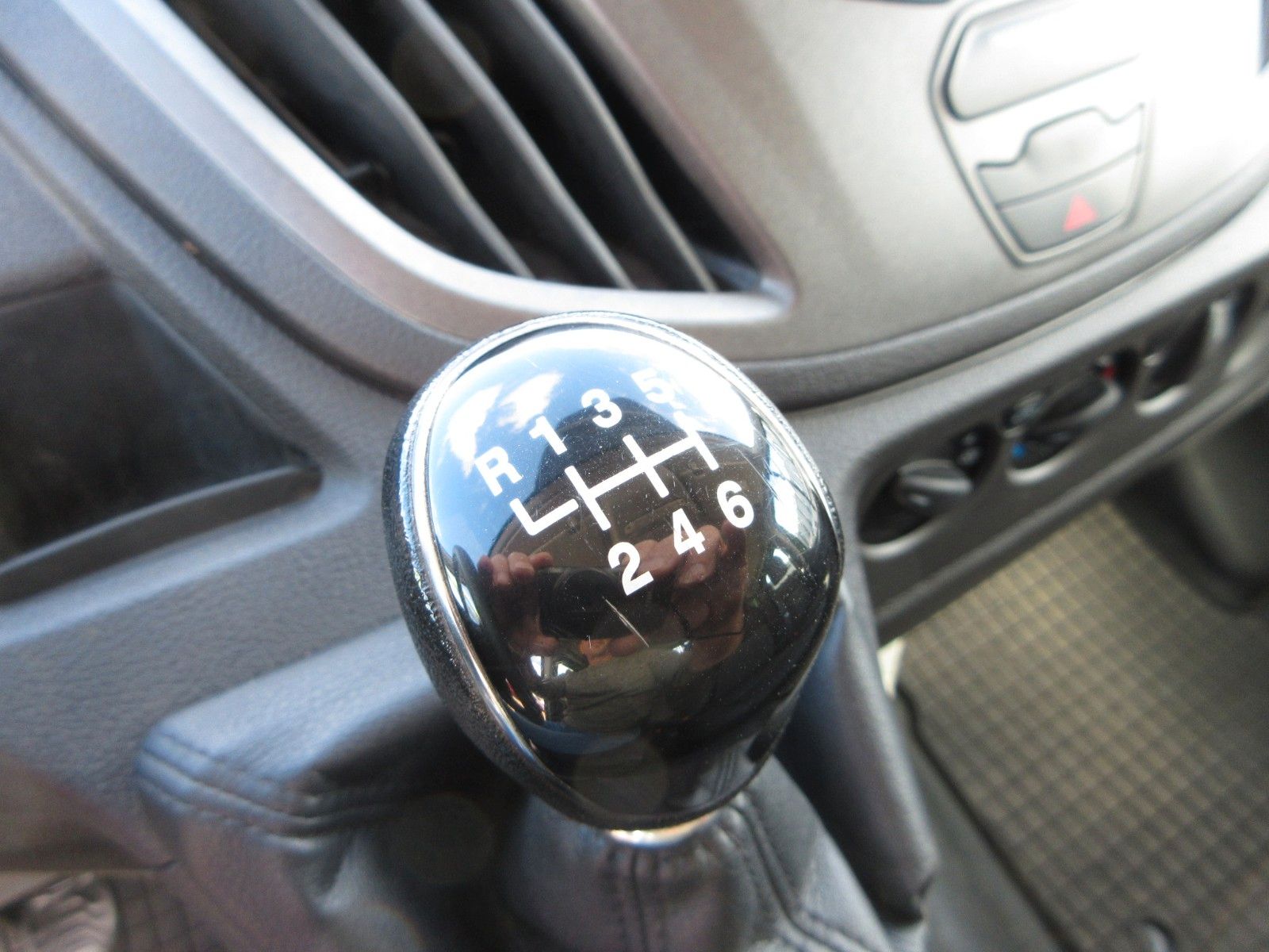 Fahrzeugabbildung Ford Transit Pritsche 350 L4 DoKa/AHK 3,5 to/7-Sitz