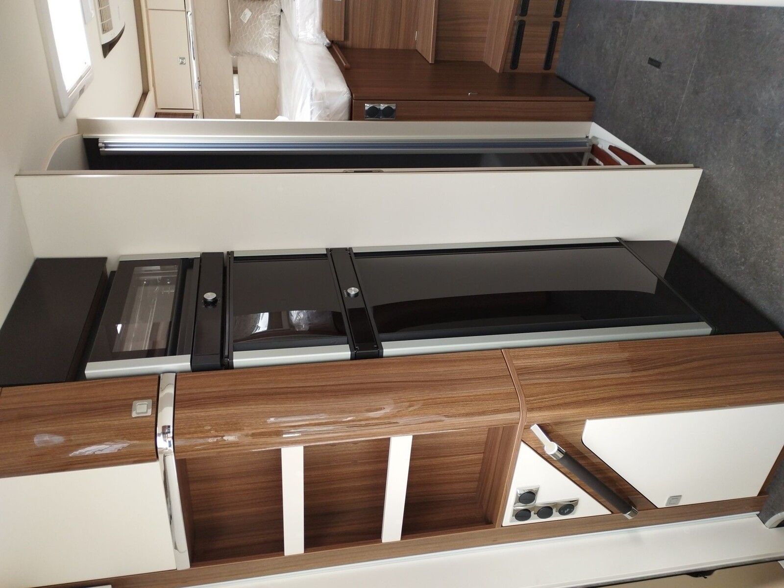 Fahrzeugabbildung Eura Mobil Contura CT 766 EF Luminary Paket, Markise