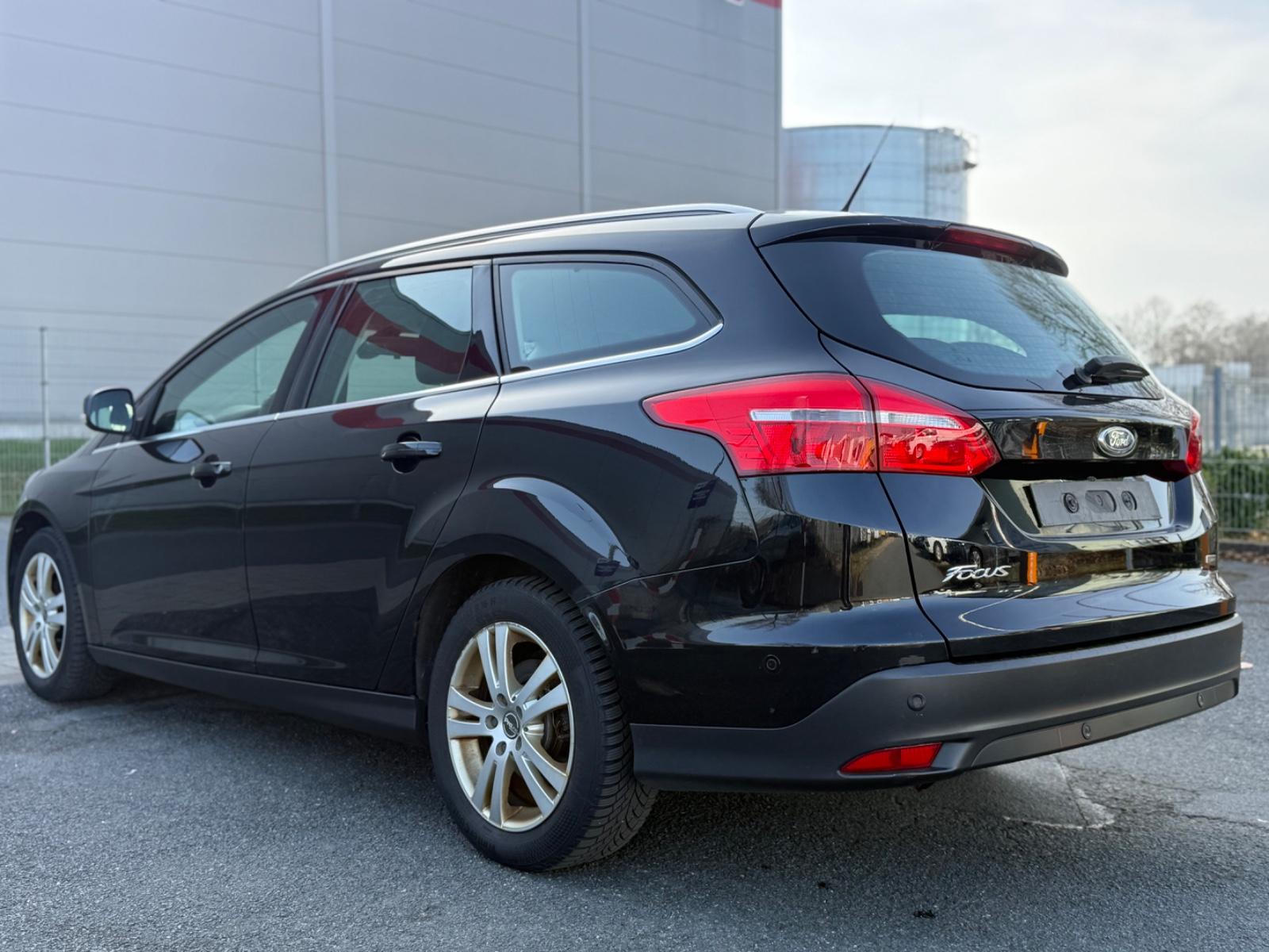 Ford Focus 2015 — interior