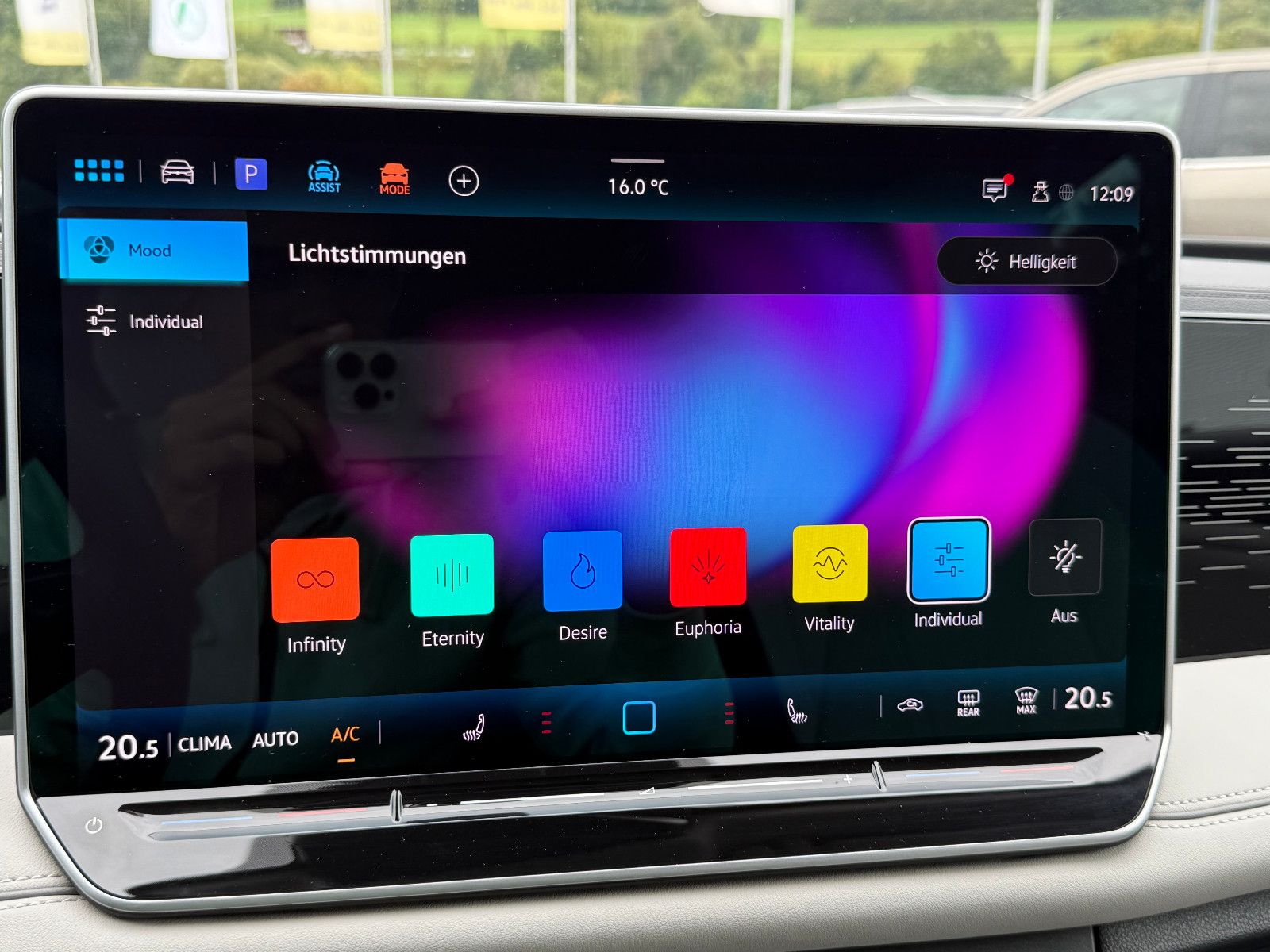 Fahrzeugabbildung Volkswagen Tiguan Elegance AHK ACC HUD LED-Matrix Massage