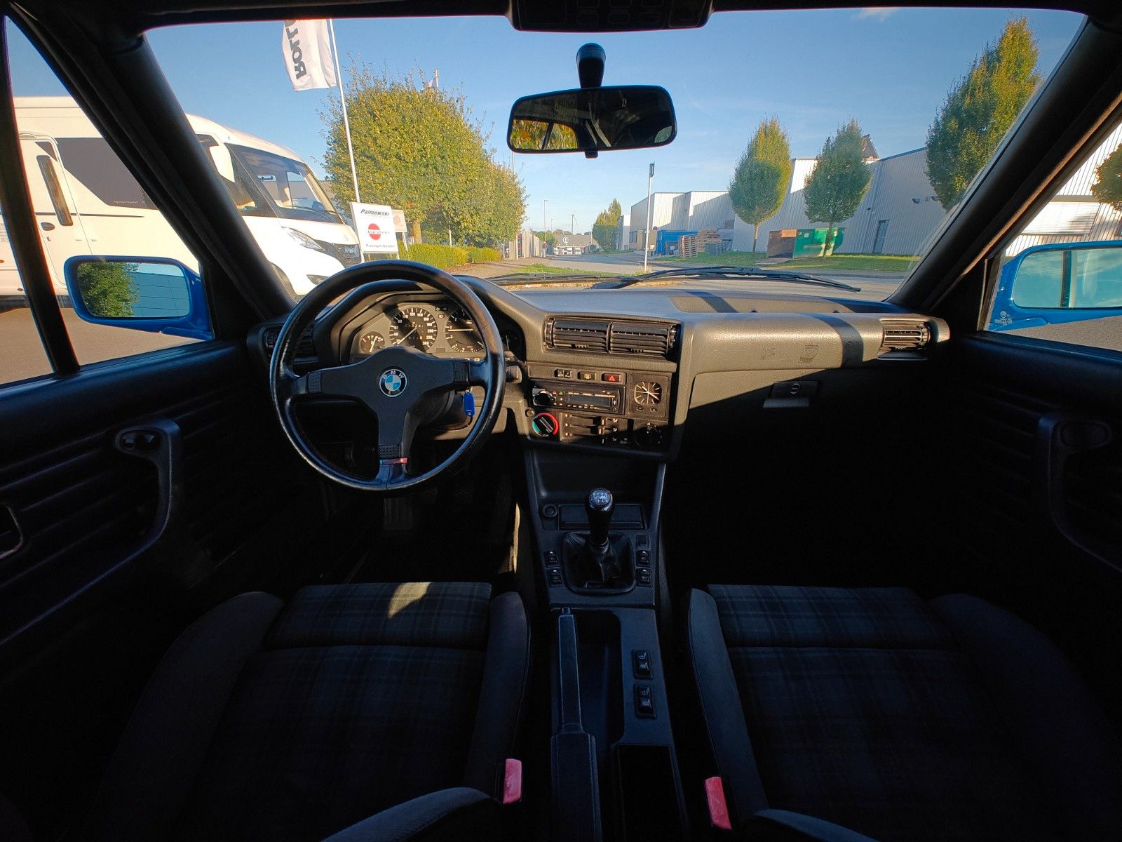 Fahrzeugabbildung BMW 318i Cabrio E30 - Lack NEU, Verdeck NEU