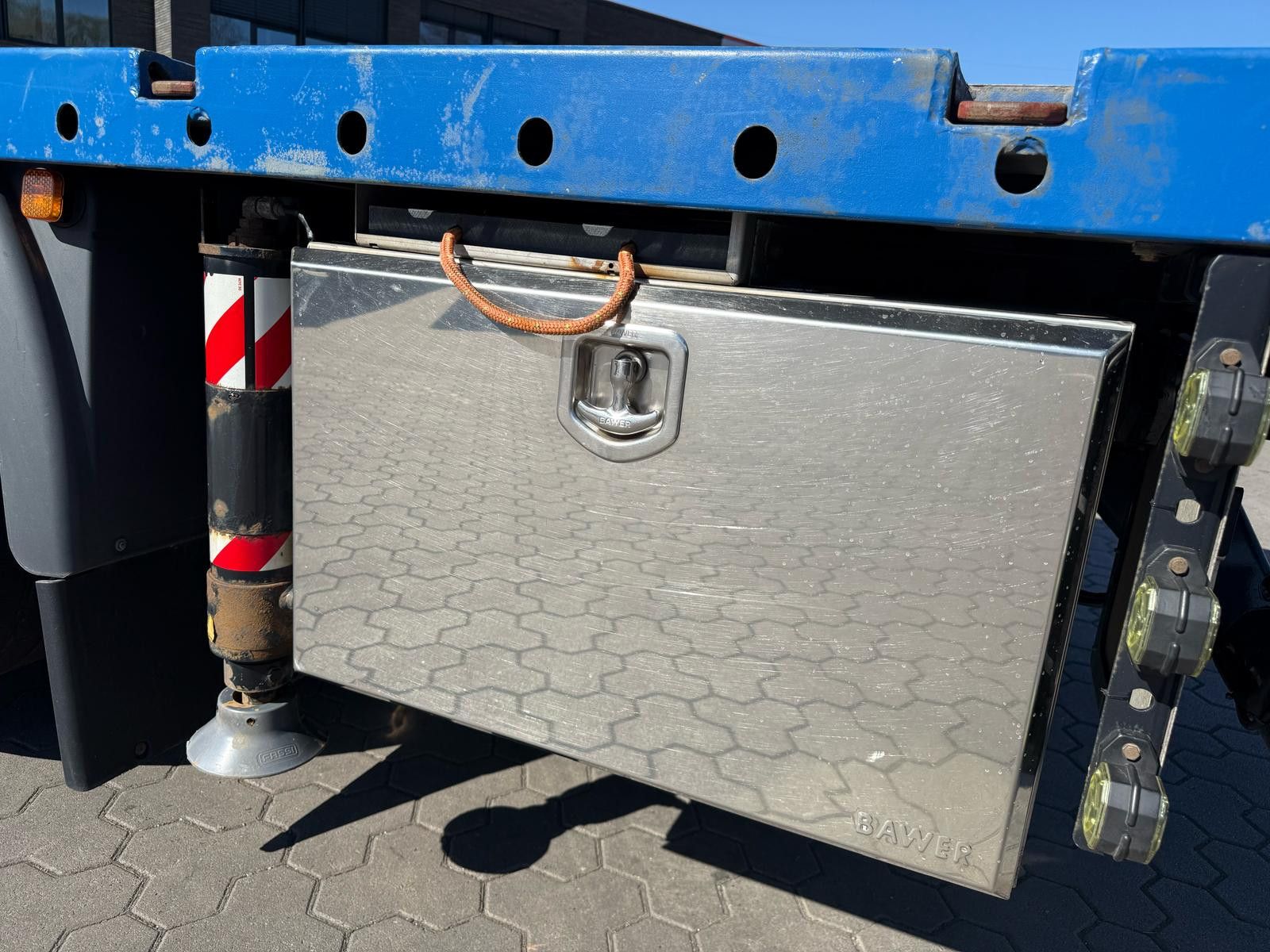 Fahrzeugabbildung MAN TGX 26.640 mit Fassi F365A2.26 Containerpritsche