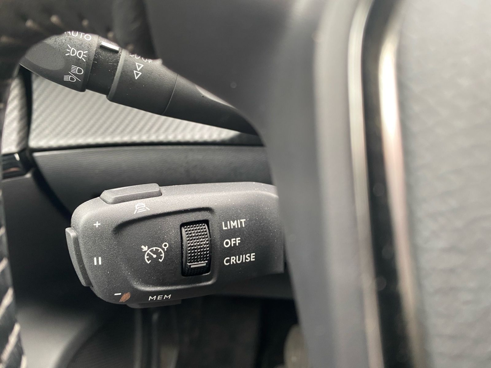 Fahrzeugabbildung Peugeot 2008 1.2 PureTech 130 Allure *ePano*360'*GJR*Alu