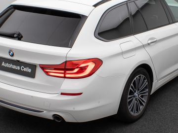 Fahrzeugabbildung BMW 520d SportLine Kamera Panorama HUD H/K AHK LED