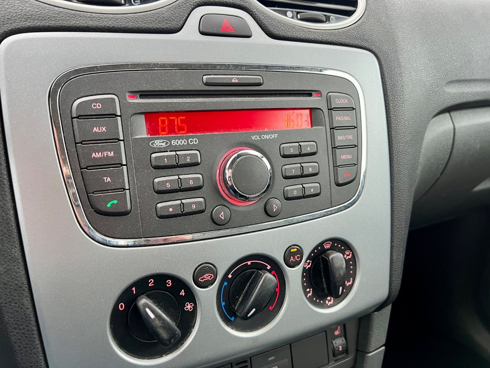 FORD Focus KLIMA SHZ NSW RADIO TEMPOMAT