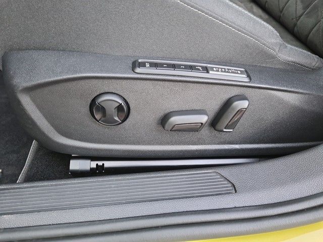 Fahrzeugabbildung Volkswagen Golf VIII Style LED ACC AID HUD NAVI PDC SHZ LED