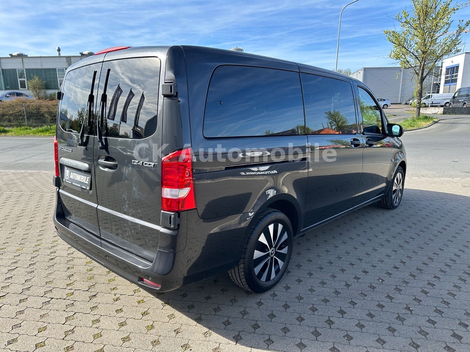 Fahrzeugabbildung Mercedes-Benz Vito Tourer Pro 124 Edition Autom/8Sitze/Kam/AHK